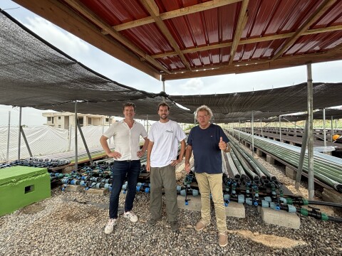 Jeroen van Mudita staat samen met Ruben van Chal&eacute; Spirulina voor het bedrijf waar ze de spirulina verbouwen