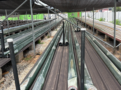 Overzichtsfoto van het bedrijf Chale met de buizen waar de spirulina in wordt gekweekt